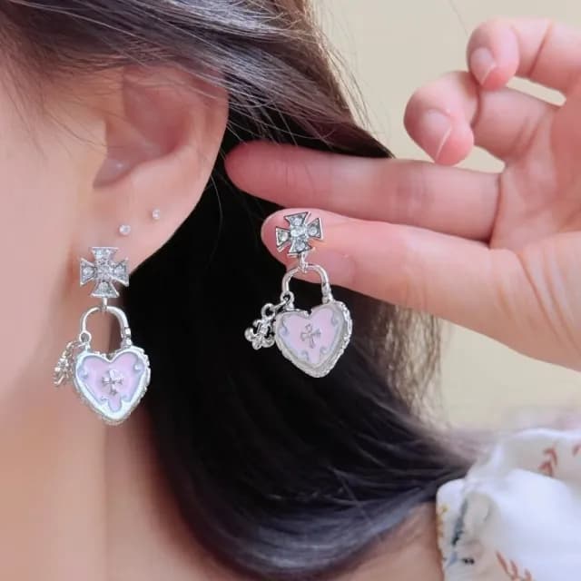 【甜酷辣妞】克羅心十字架耳環1對(滴油 愛心 心型 桃心 Y2K 辣妹 飾品 耳飾 耳釘 耳針 耳扣 首飾)