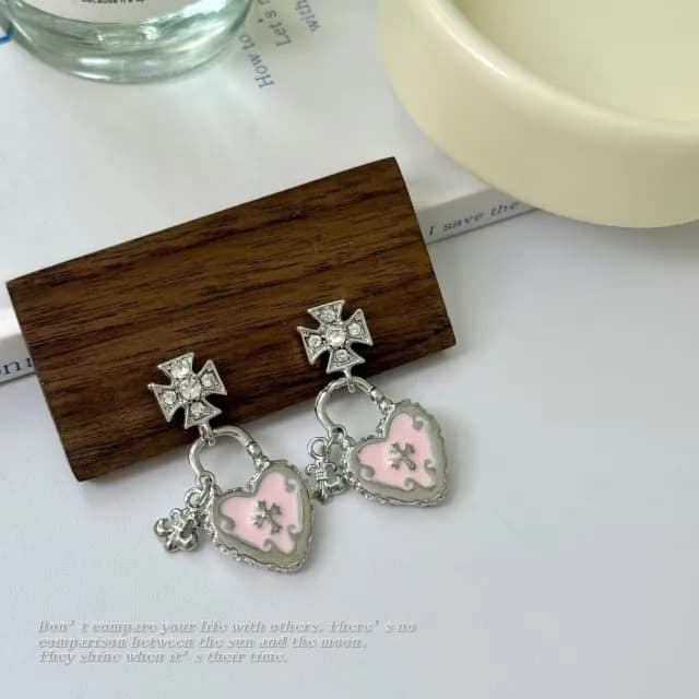【甜酷辣妞】克羅心十字架耳環1對(滴油 愛心 心型 桃心 Y2K 辣妹 飾品 耳飾 耳釘 耳針 耳扣 首飾)