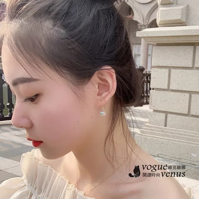 【維克維娜】方塊幻彩水晶勾式925純銀耳環