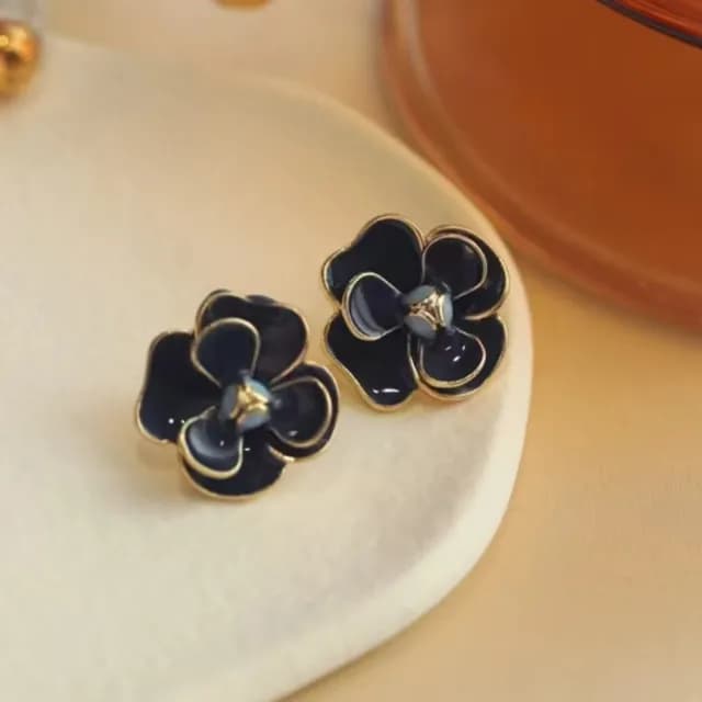 【穿搭配件】復古赫本風山茶花夾式耳環(無耳洞可 耳夾式耳環 藍色耳環 花朵 耳飾 飾品 復古 洋裝)