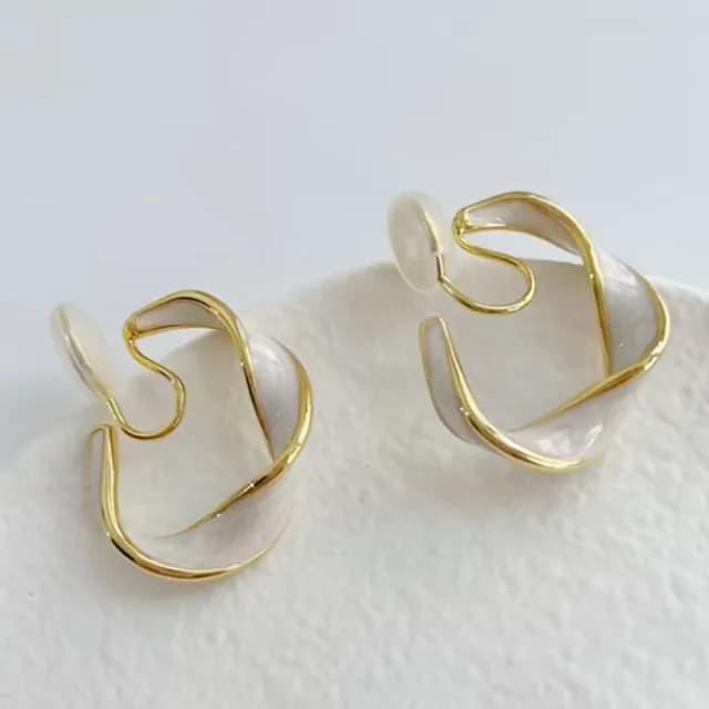 【高級設計感】港系扭紋珍光無耳洞耳環夾(無耳洞 夾式 耳環 耳夾 耳飾 C型 光澤感 約會 日常 圈圈)