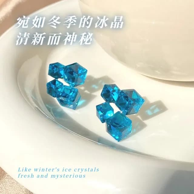 【輕奢穿搭】冰萃藍立體方糖水晶耳環(不規則 耳針 耳釘 耳飾 飾品)