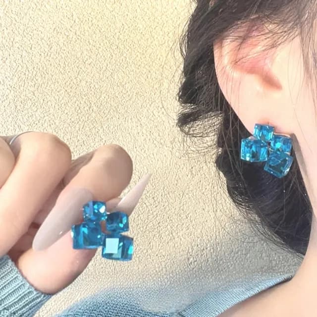 【輕奢穿搭】冰萃藍立體方糖水晶耳環(不規則 耳針 耳釘 耳飾 飾品)