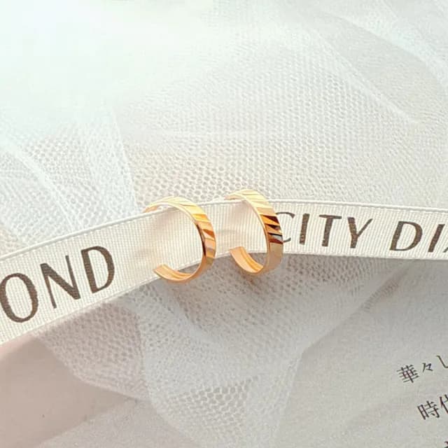 【City Diamond 引雅】18K日本黃K金斜刻面閃耀斗圈造型耳環(東京Yuki系列)
