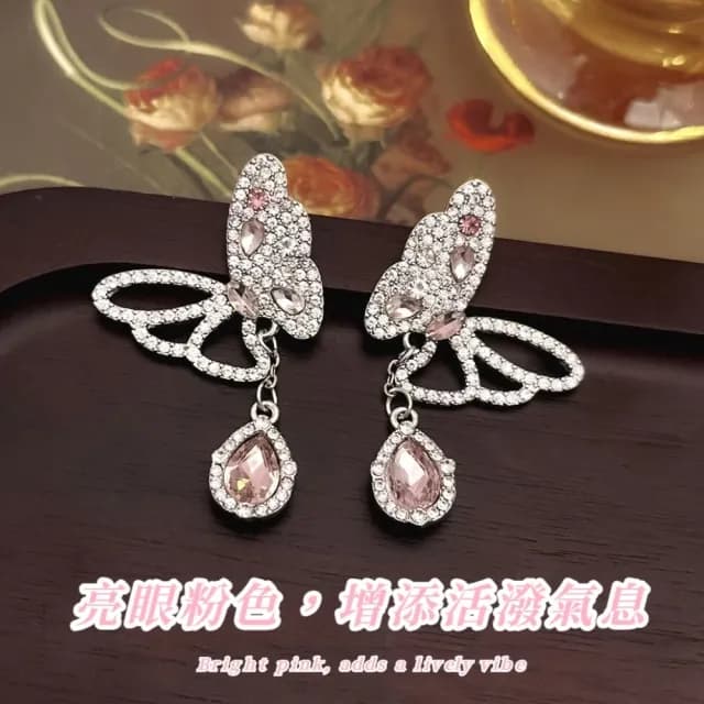 【日韓流行】閃鑽粉紅蝴蝶耳環1對(鏤空 氣質 時尚 造型 優雅 耳飾)