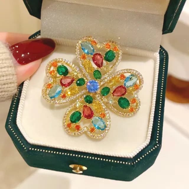 【別緻炫彩】多巴胺四葉草胸針(彩色 別針 滿鑽 優雅 百搭 生日 情人節 禮物 女 飾品 西裝)