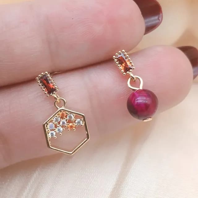 【一粒紅豆】紅豆蜜語不對稱耳環(幾何 耳釘 耳飾 上班族 約會 禮服 紅色 現代古風)