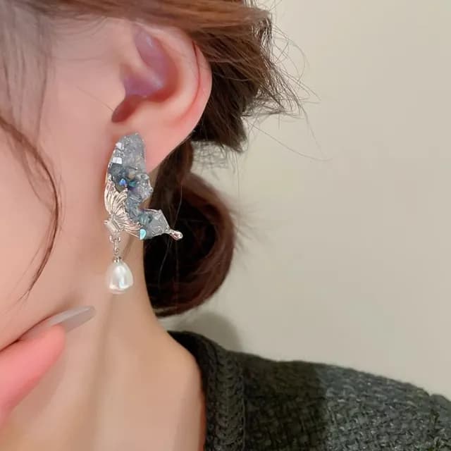 【高級氣質】漸層藍碎鑽蝴蝶耳環1對(滿鑽 閃鑽 誇張 耳飾 翅膀 ins 森系 珍珠)