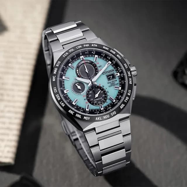 【CITIZEN 星辰】光動能電波萬年曆鈦金三眼計時手錶-43.5mm/湖水藍 禮物(AT8238-84M)