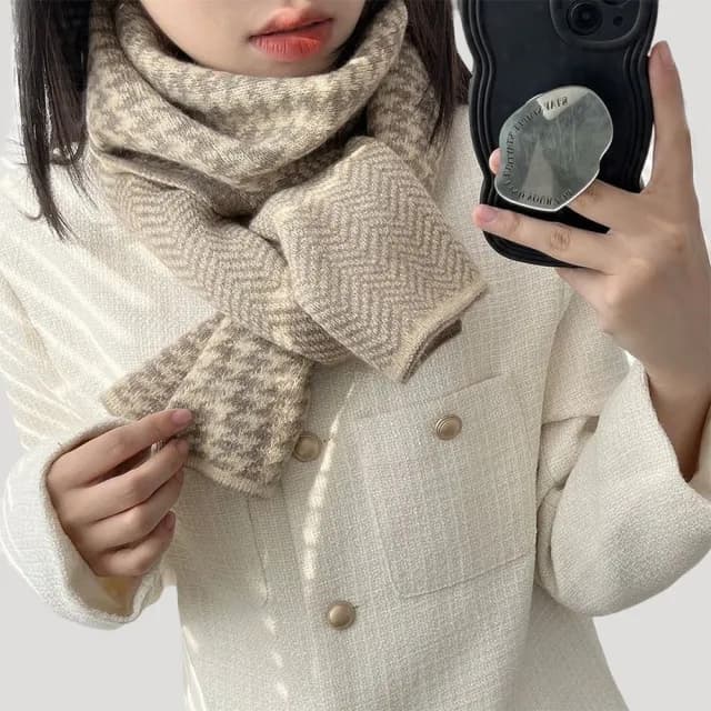 【Oni 歐妮】百搭情侶款 針織保暖加厚千鳥格雙面設計 防風男女圍巾圍脖披肩(奶茶膚)