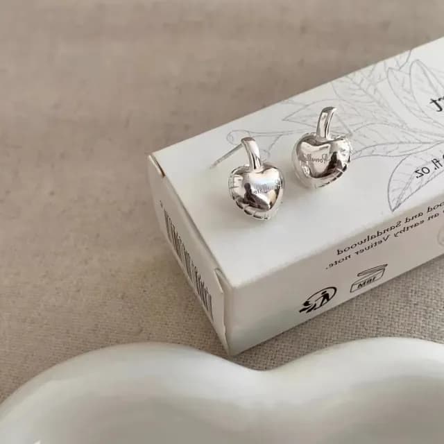 【胖嘟嘟】立體愛心耳環1對(字母 垂墜 綴飾 飾品 耳飾 耳釘 耳針 耳扣 首飾)