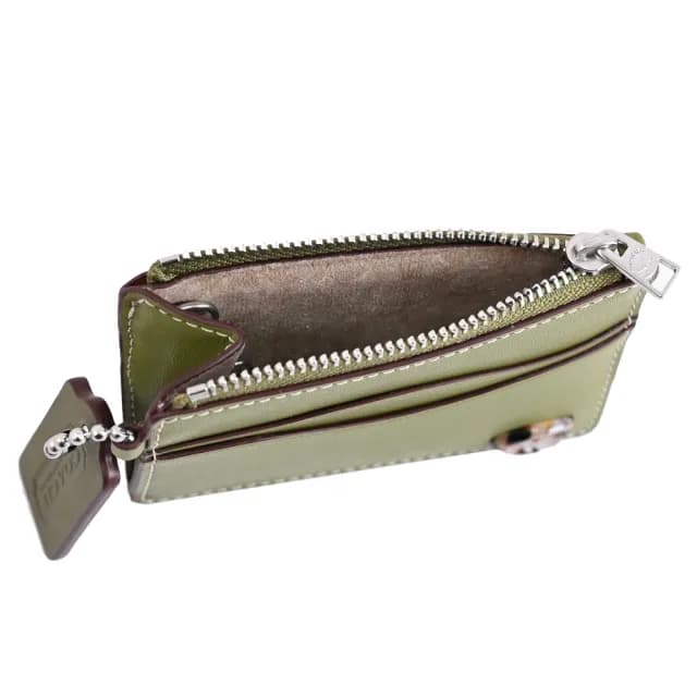 【COACH】經典吊飾C字LOGO波浪造型卡片鑰匙零錢包(橄欖綠)