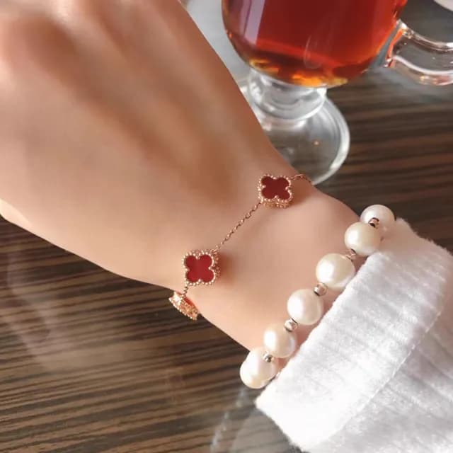 【Emi 艾迷】時尚紅色幸運草輕奢手鍊