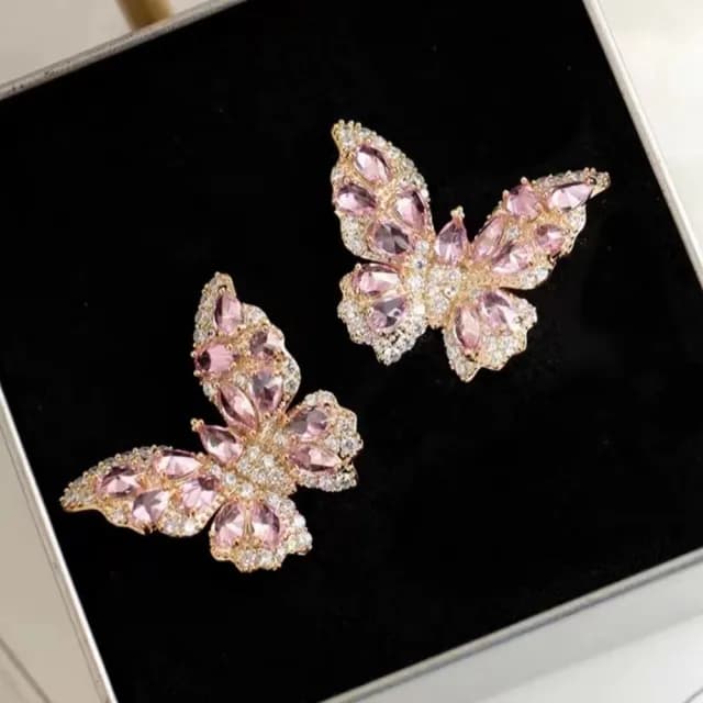 【浪漫粉紅】粉色鑽石蝴蝶耳環1對(閃耀 優雅 造型飾品 裝飾 耳飾)
