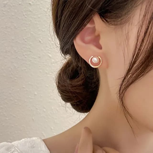 【Emi 艾迷】劉亦菲同款 氣質光彩珍珠鋯石 耳環耳夾 無耳洞 夾式耳環(耳針式/蚊香盤耳夾)