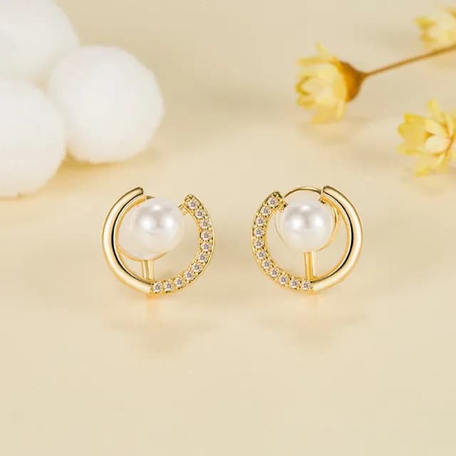 【Emi 艾迷】劉亦菲同款 氣質光彩珍珠鋯石 耳環耳夾 無耳洞 夾式耳環(耳針式/蚊香盤耳夾)