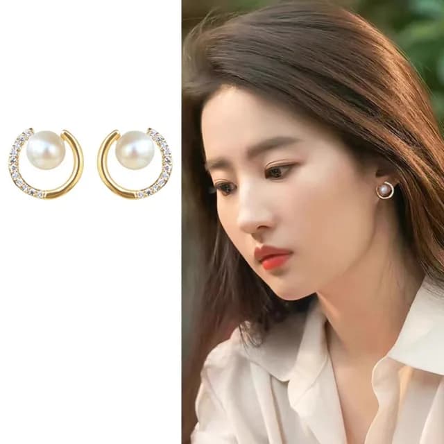 【Emi 艾迷】劉亦菲同款 氣質光彩珍珠鋯石 耳環耳夾 無耳洞 夾式耳環(耳針式/蚊香盤耳夾)