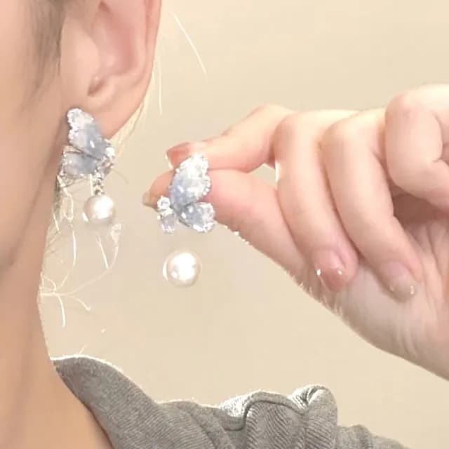 【翩翩起舞】蝴蝶珍珠耳飾1對(耳針 耳環 配飾 復古 精緻 氣質 女 飾品)