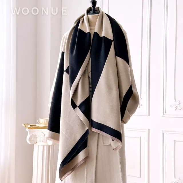 【WOONUE】經典方格時尚秋冬柔軟保暖羊毛絨質感親膚寬版斗篷圍巾冷氣披肩(女友老婆媽媽情人生日禮物)