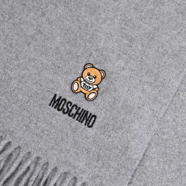 【MOSCHINO】簡約電繡小熊LOGO純羊毛流蘇保暖披肩長圍巾(灰)