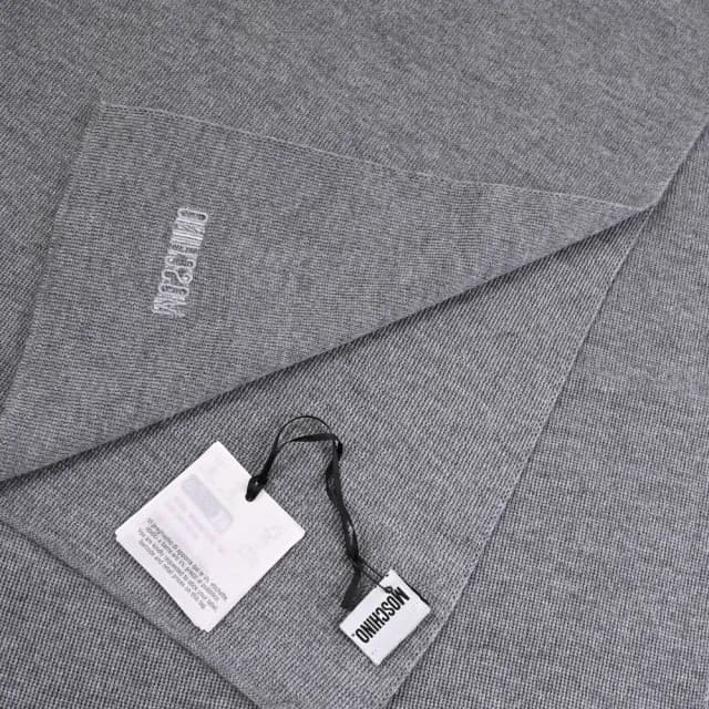 【MOSCHINO】簡約電繡小熊LOGO純羊毛保暖披肩長圍巾(灰)