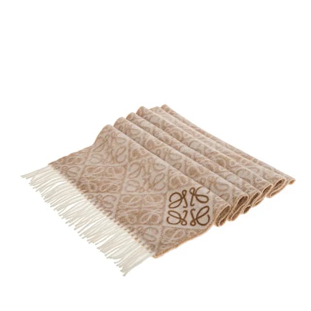 【LOEWE 羅威】新款雙色立體簇絨Anagram 圖案羊毛喀什米爾圍巾(米色)