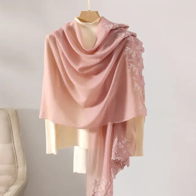 【I.Dear】100%羔羊毛花朵刺繡200支紗水溶羊毛圍巾披肩(羔羊絨/交換禮物)