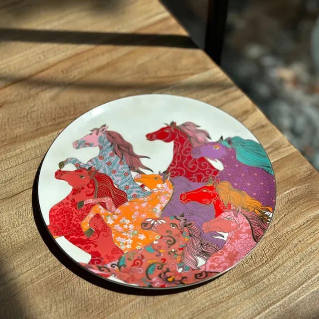 【TALES 神話言】2026駿馬奔騰-藝術骨瓷10吋盤(文創 藝術 禮品 聖誕 新年 送禮)