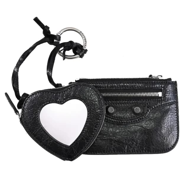 【Balenciaga 巴黎世家】品牌鉚釘釦愛心吊飾信用卡證件名片零錢包(黑)