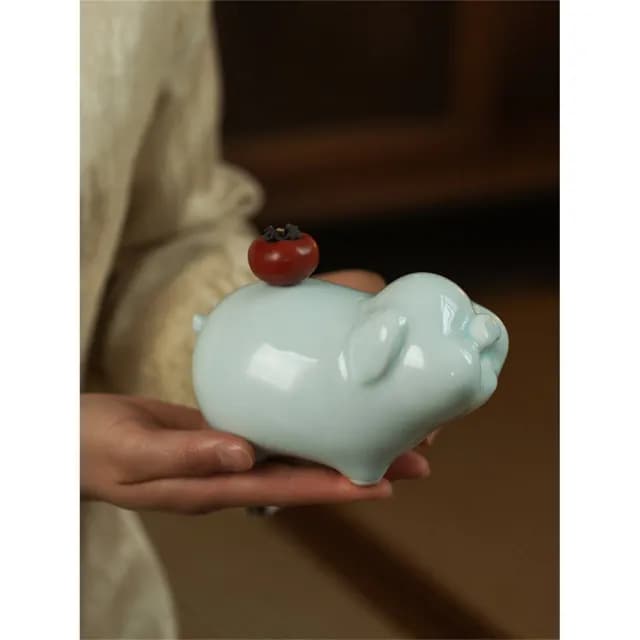 【新川】諸事大吉陶瓷豬 柿子馱背造型 喬遷新居禮品(辦公室吉祥物 陶瓷豬擺飾 職場好運點綴)