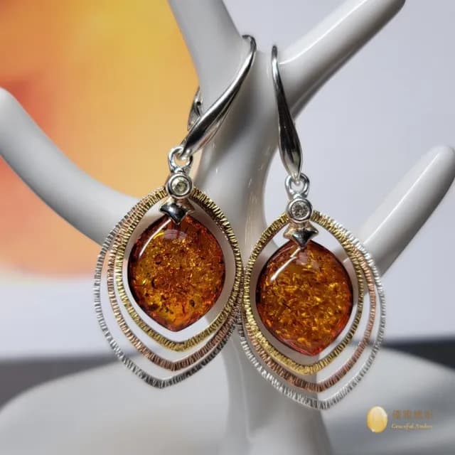 【優雅琥珀】母親節禮物  干邑色琥珀 三色金 銀質耳環(優美珀花 搭配三色金邊框 更形亮麗)