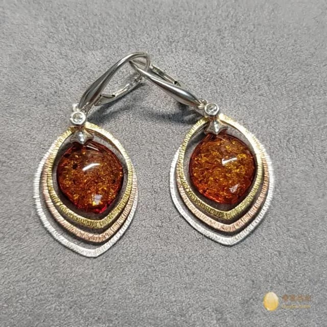 【優雅琥珀】母親節禮物  干邑色琥珀 三色金 銀質耳環(優美珀花 搭配三色金邊框 更形亮麗)