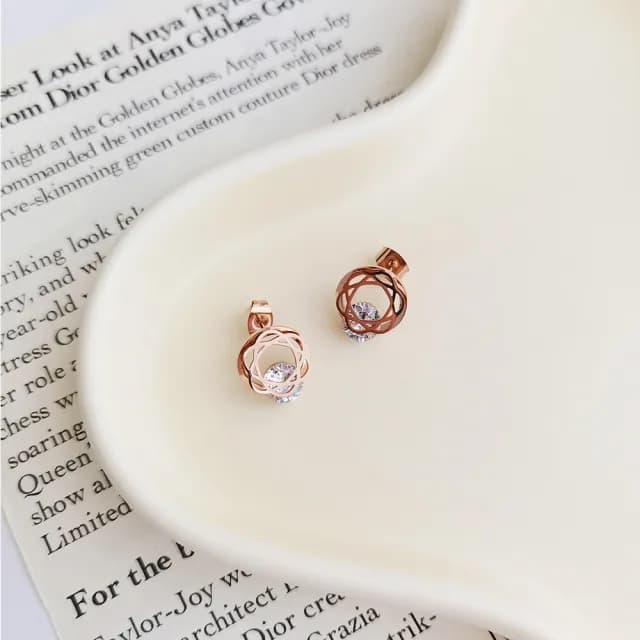 【UME.Acce】纏繞花環鑲鑽鈦鋼耳環(耳環 耳針 鈦鋼 鈦鋼耳環 纏繞耳環 鑲鑽 鑲鑽耳環)