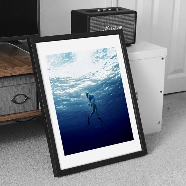 【菠蘿選畫所】悠然在水面之下- 30x40cm(潛水運動風掛畫/健身/舒壓/開店送禮/海)