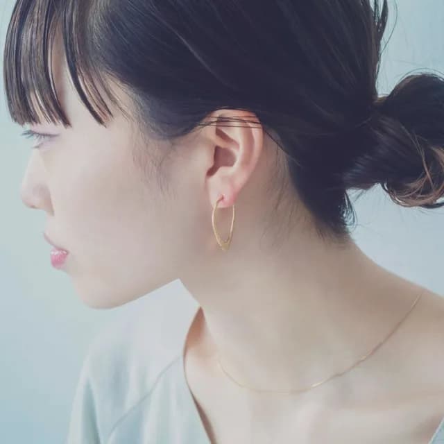 【ete】細膩雙面波紋耳環(金色)