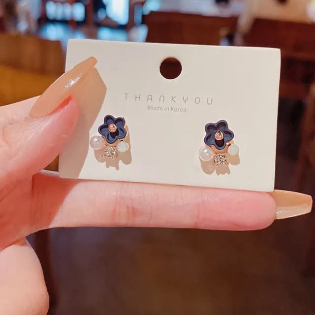 【Emi 艾迷】甜美可愛藍色小花珍珠點鑽925銀針 耳環 耳夾 夾式耳環 無耳洞