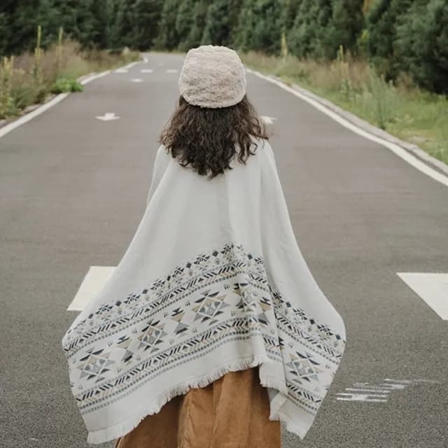 【Emi 艾迷】民族風披風斗篷流蘇圍巾 雙面仿羊絨保暖大斗篷(聖誕禮物 交換禮物 生日禮物)