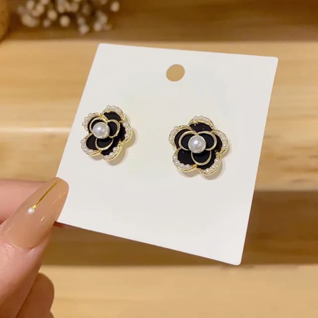 【BBHONEY】小香風 黑色山茶花珍珠 耳釘 耳飾(甜美韓風)
