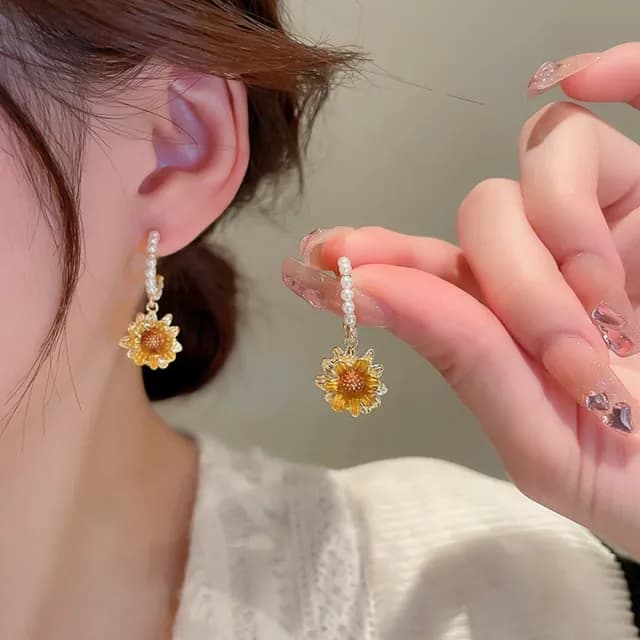 【Emi 艾迷】趙露思同款 甜美向陽珍珠花朵高級訂製款925銀針耳環