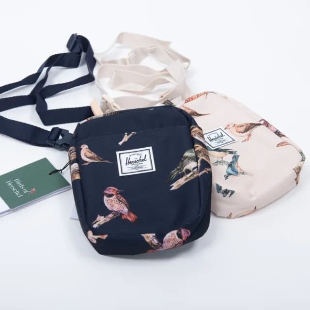 【Herschel】父親節禮物 Cruz Birds 鳥類圖騰 十週年紀念款 帆布 小型 側包 胸包 斜包 小包 腰包 隨身包(交