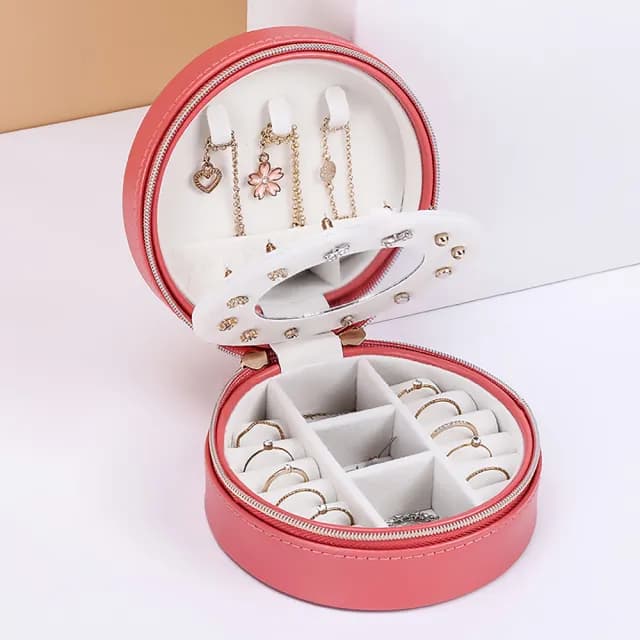 【送禮首選】質感皮革飾品收納盒-附鏡(隨身 分隔 出國旅行 化妝鏡 首飾 珠寶盒 戒指 耳環 女生禮物)
