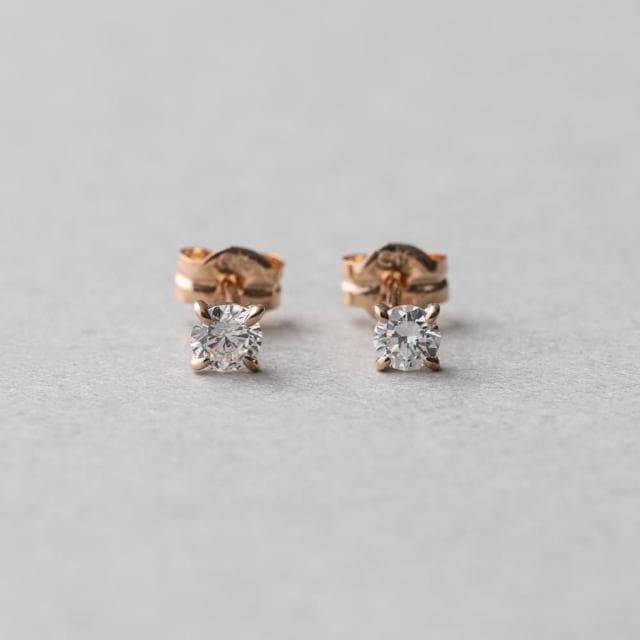 【ete】K18 經典單鑽爪鑲鑽石耳環-0.20ct(金色 玫瑰金色)