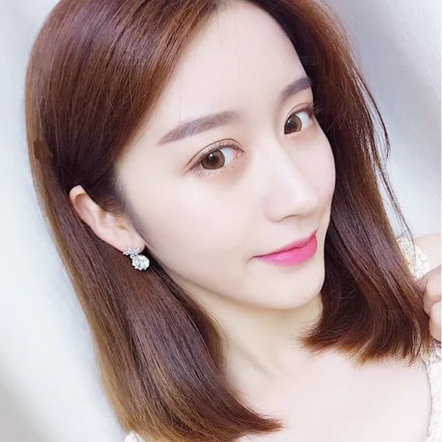 【Emi 艾迷】無耳洞韓系閃耀花形花瓣鋯石耳環 耳夾 夾式耳環(耳夾)