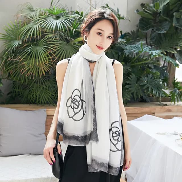 【Emi 艾迷】小香風 裸粉 圍巾 薔薇柔感羊脂絨 薄圍巾 披肩