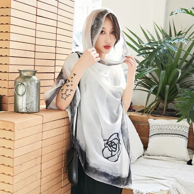 【Emi 艾迷】小香風 裸粉 圍巾 薔薇柔感羊脂絨 薄圍巾 披肩