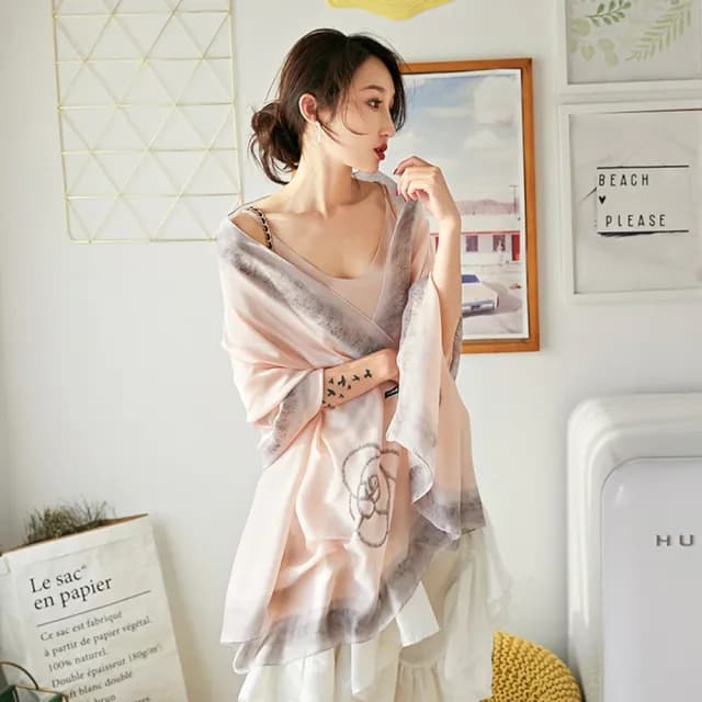 【Emi 艾迷】小香風 裸粉 圍巾 薔薇柔感羊脂絨 薄圍巾 披肩