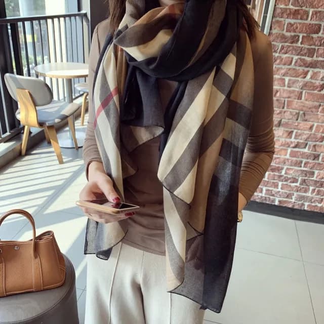 【Emi 艾迷】低調經典 圍巾 格紋棉麻 薄圍巾 披肩