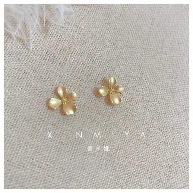 【HaNA 梨花】韓國．枝椏金色梔子花啞光微鑲耳環(針式 耳環 耳飾 耳圈 耳釘)
