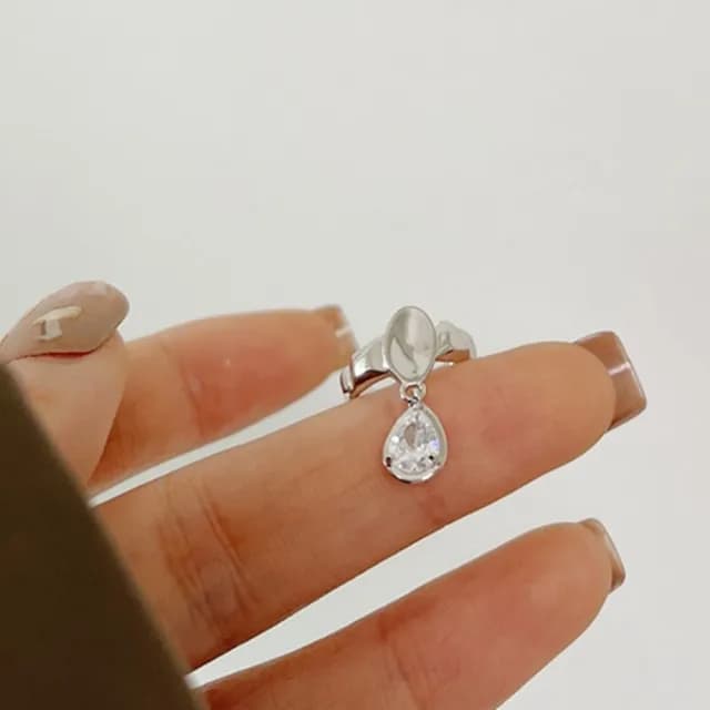【Oni 歐妮】水滴造型鋯石 不對稱耳骨夾式耳環無耳洞耳扣耳夾耳窩夾(1個入)