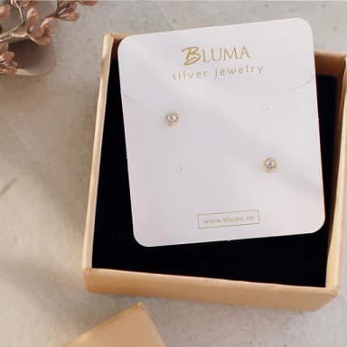 【BLUMA】迷你珍珠耳釘 公主成年禮純銀耳環(情人節禮物 金色貝珠針式小耳釘 銀飾 飾品禮盒 女生禮物)